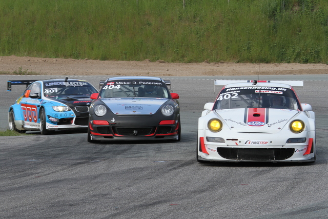 Mikkel Overgaard Pedersen, Christian Siepmann og Jørgen Hansen kæmpende en flot og fair kamp om placeringerne i S-GT divisionen
(Foto: Keld Dohm)